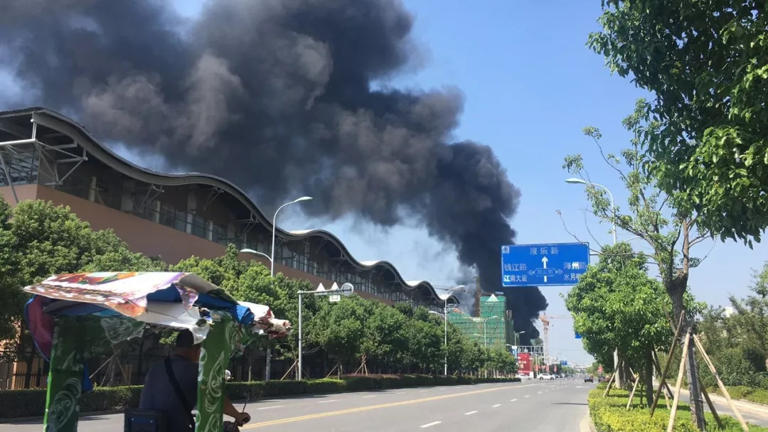 今早海宁某楼盘工地上发生火灾浓烟滚滚原因可能是