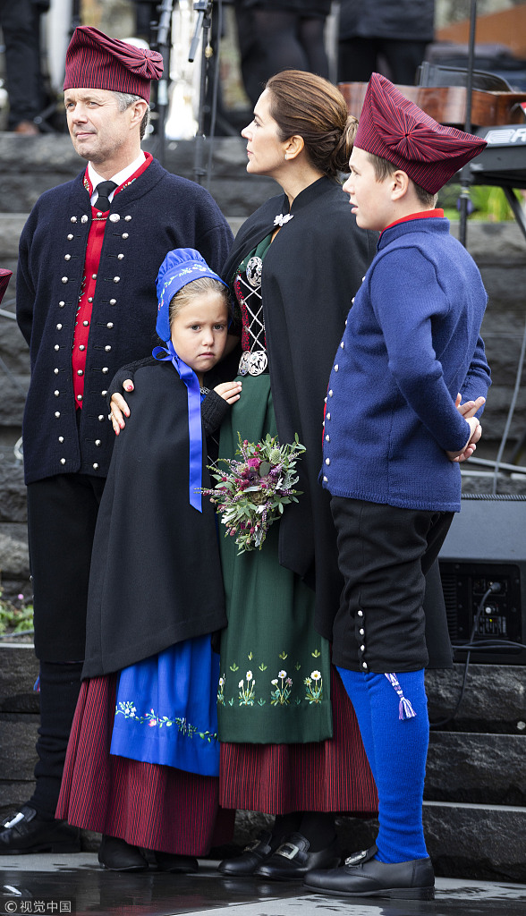 丹麦王储一家穿民族服装 王子捏公主脸蛋眼神宠溺