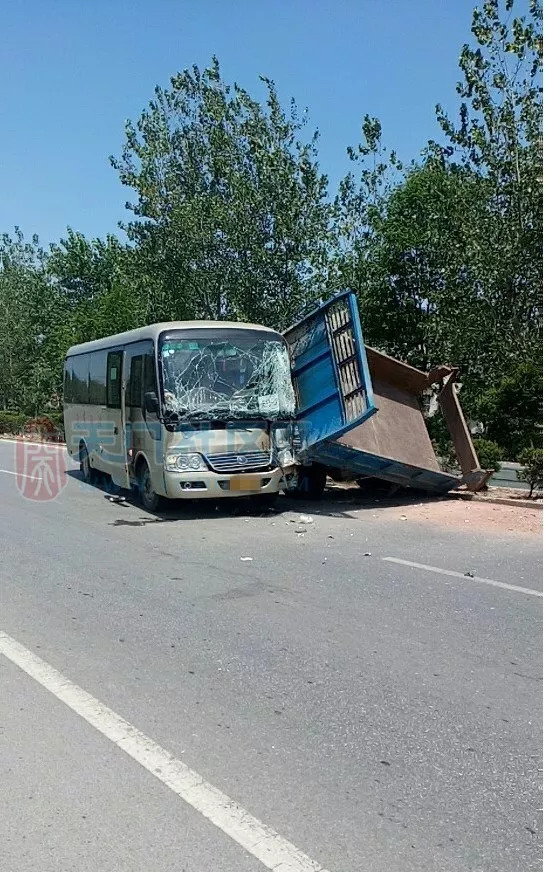 客车与货车迎面相撞.愿客车上乘客安好.