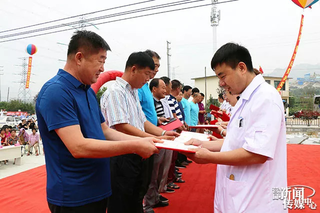 营口新闻传媒中心,营口爱心艺术团等单位与盖州市陈屯镇由远亲变成