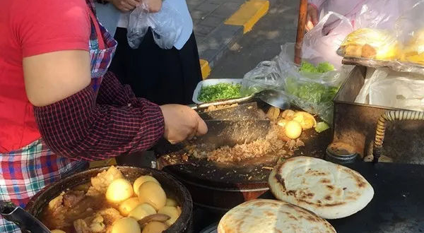 這個肉夾饃攤,吃他家的饃還要預約,顧客排隊排到腿軟!