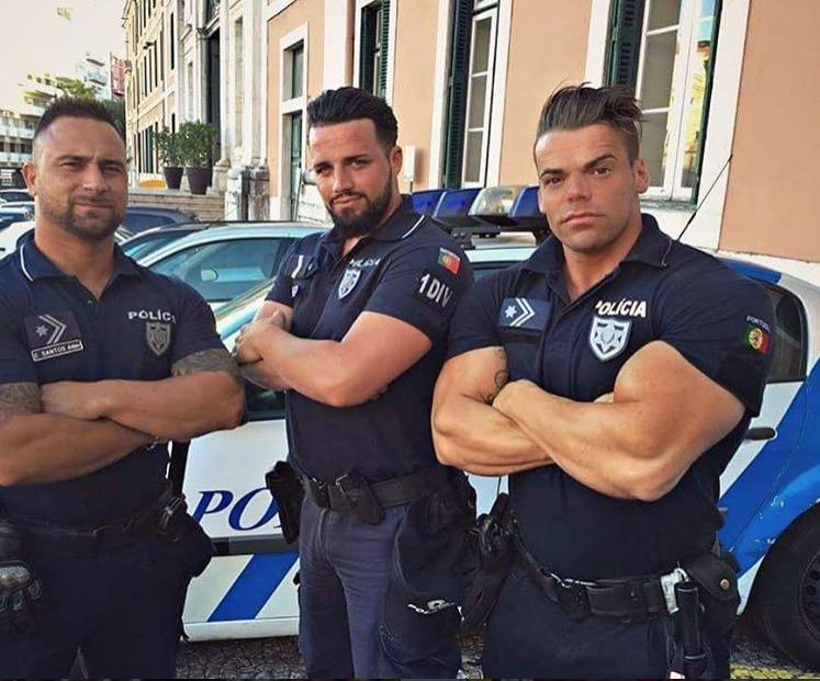 葡萄牙警察因为一身健美的肌肉走红网络!