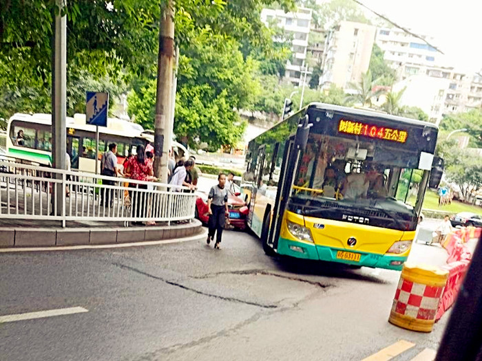 小車欲彎道超車車頭遭公交車擠破