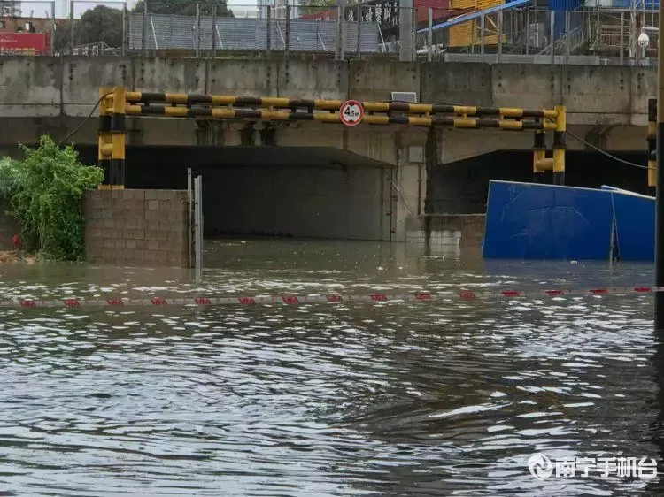 南宁暴雨又看海了明秀路被淹成河葛村路涵洞积水深23米