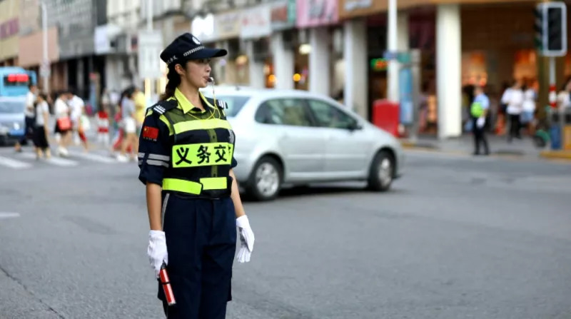 撞脸马冬梅厦门这个义务交警姐姐爆红百万网友围观