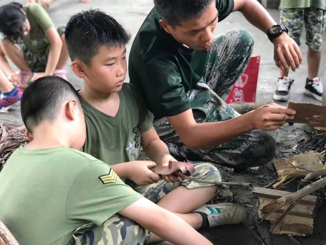 劃竹筏,星球大戰;參加了野炊和篝火晚會,自導自演節目,參觀軍事基地