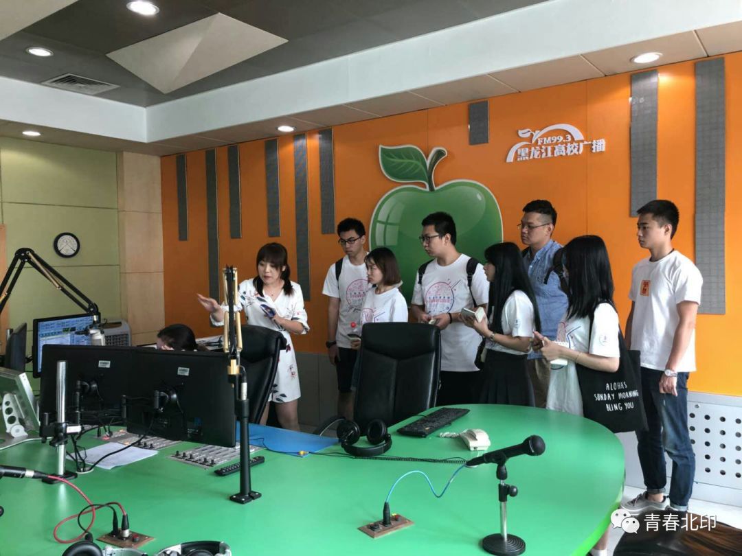 实践团参观学习fm99.3黑龙江高校广播频道的导播间和播音间.