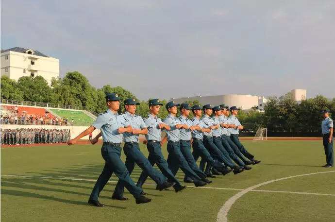 沙場點兵展風采鬥志昂揚繪青春蓮塘一中2018級新生軍訓彙報表演暨結營