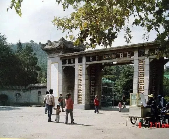 赭山公园大门图片