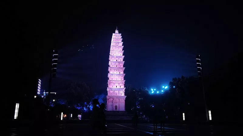 南充白塔公园夜景图片