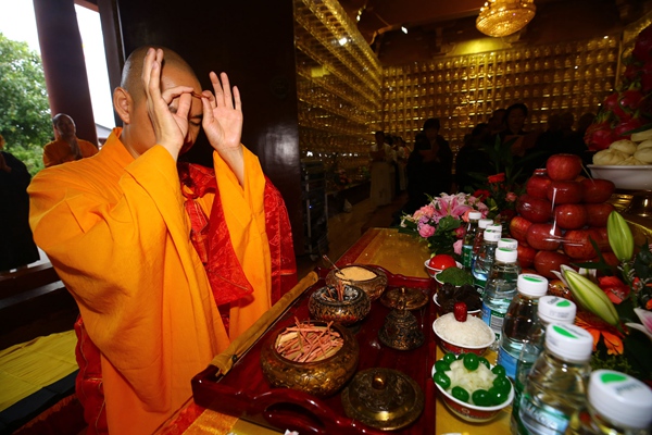 七月十五佛欢喜日南山寺举行盂兰盆法会