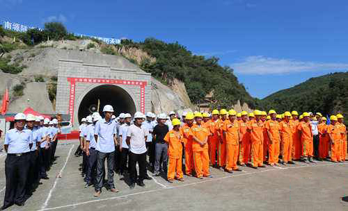 蒙华铁路崤山隧道位于河南省三门峡市境内,全长22.