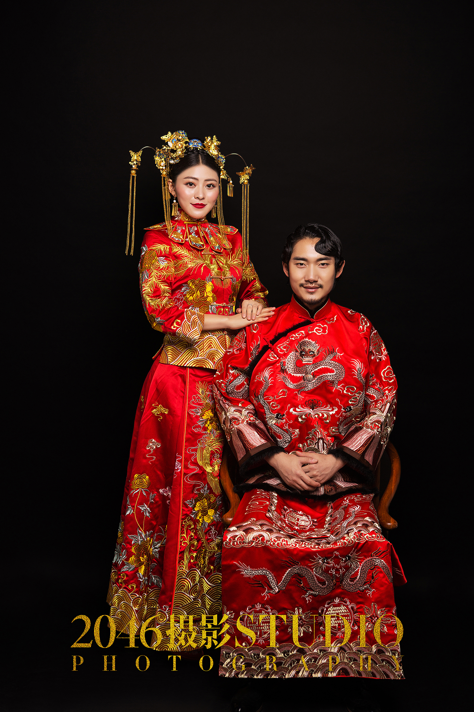 也可以尝试这样的,改良式的中式嫁衣,让新娘的好身材一览无遗,大红