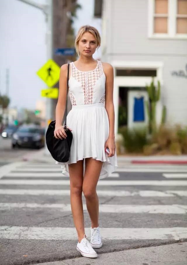 小白裙小白鞋的搭配让你变身清纯可人的氧气美女