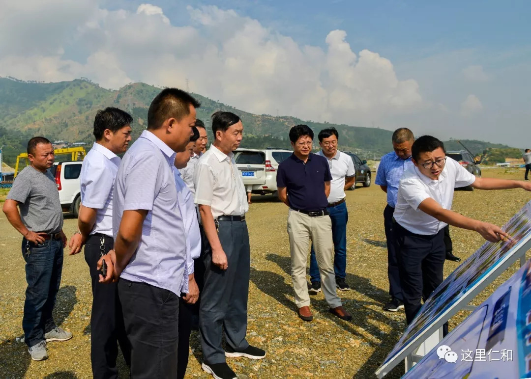 8月23日,永仁县委副书记,县长李明峰一行来到仁和区,就仁和区城市建设