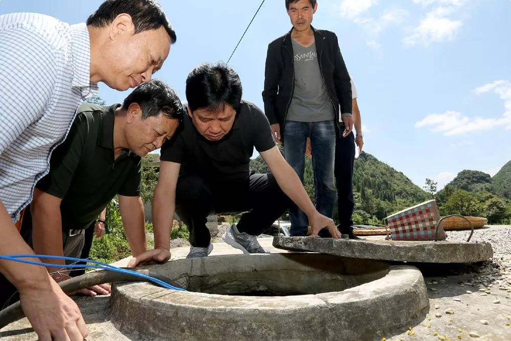 王忠在水城县杨梅乡台沙村暗访脱贫攻坚工作.