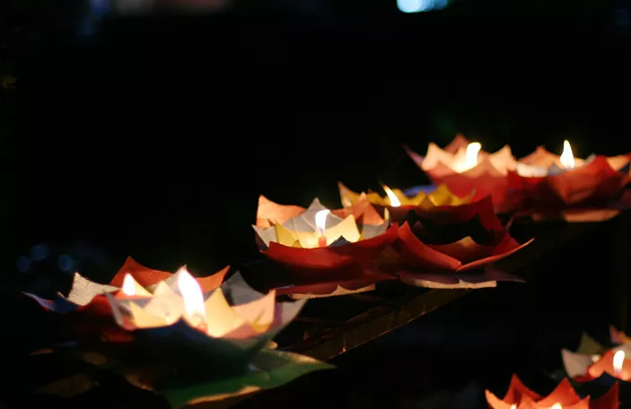 夜放河灯和点莲花灯是中元节的重要习俗,除此以外,中元节的重头戏是