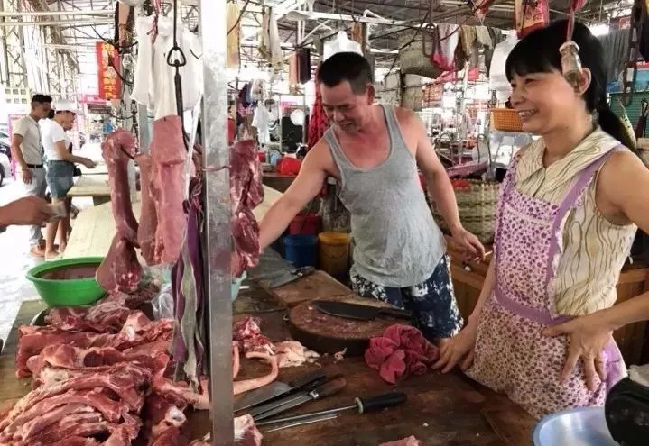 图为梅城江南某肉菜市场热卖猪肉情景(杨敏 摄)