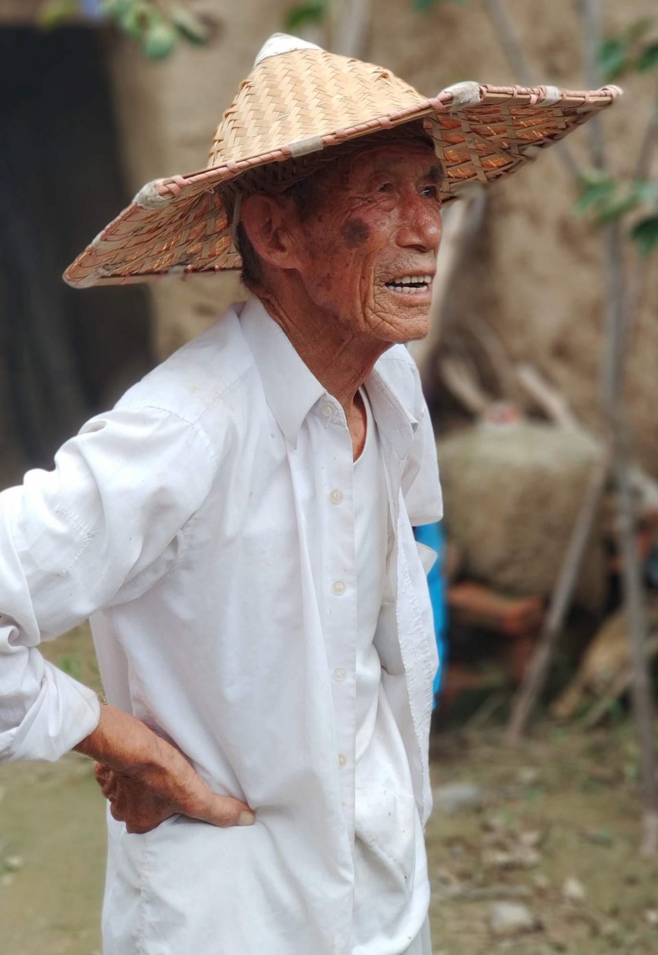 农村85岁老人上屋修70年土房子老农具自己种菜走进他的家