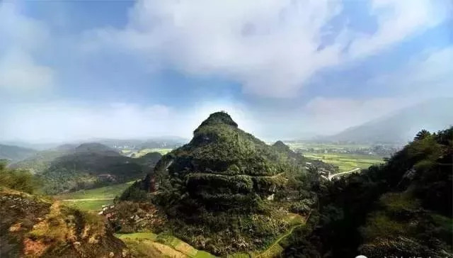 鐘鼓寨位於湘東區東橋鎮草市村,鐘鼓寨山形獨特,因山西面似鍾,中間似