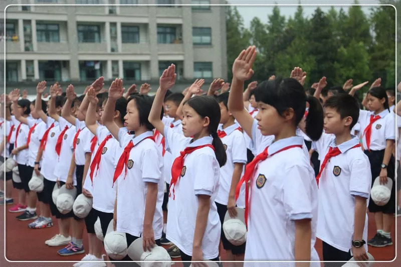 向国旗敬礼中学生图片