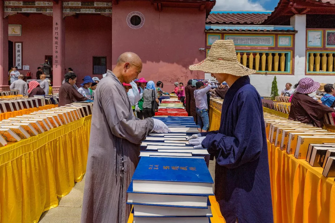 結夏安居期間,本寺方丈純聞大和尚親自講授叢林清規律儀,策勵大眾發揚