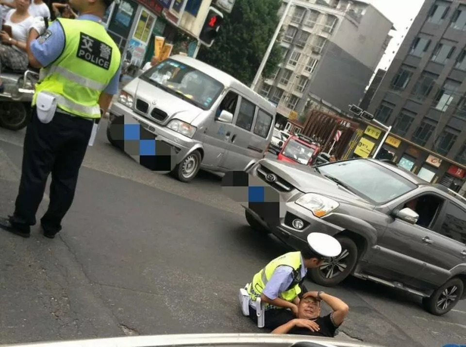 江油一桥头发生交通事故男子倒地,交警一举动让人动容!