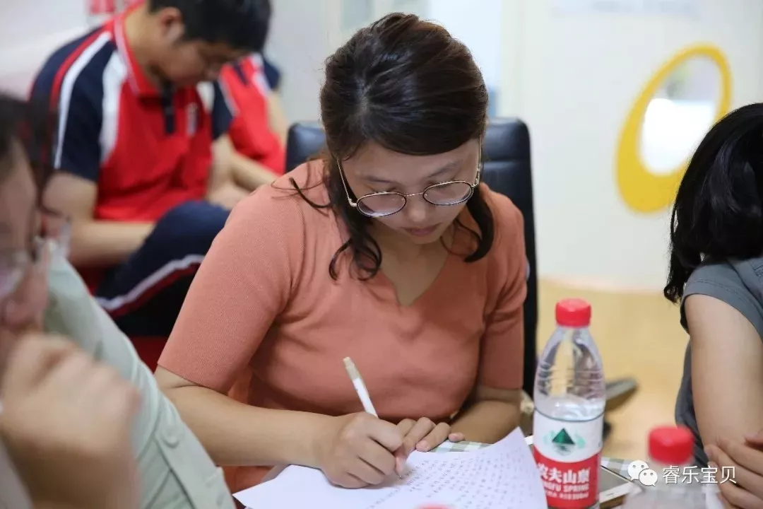 國家勞動部親子諮詢師,國家二級心理諮詢師,cettic認證繪畫心理分析師