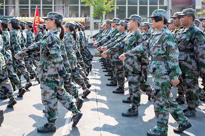 在教官嚴格指導下,學習站軍姿,稍息,立正的訓練,這些動作要做到全班