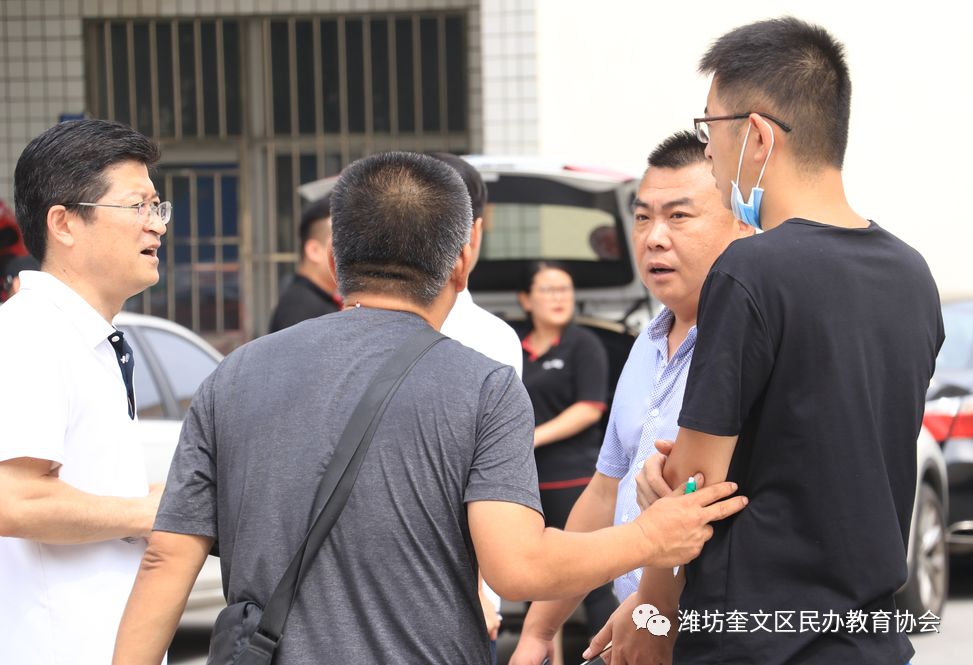 协会秘书长范洪恩先生现场沟通物资卸载和搬运事项现场官兵帮助卸下