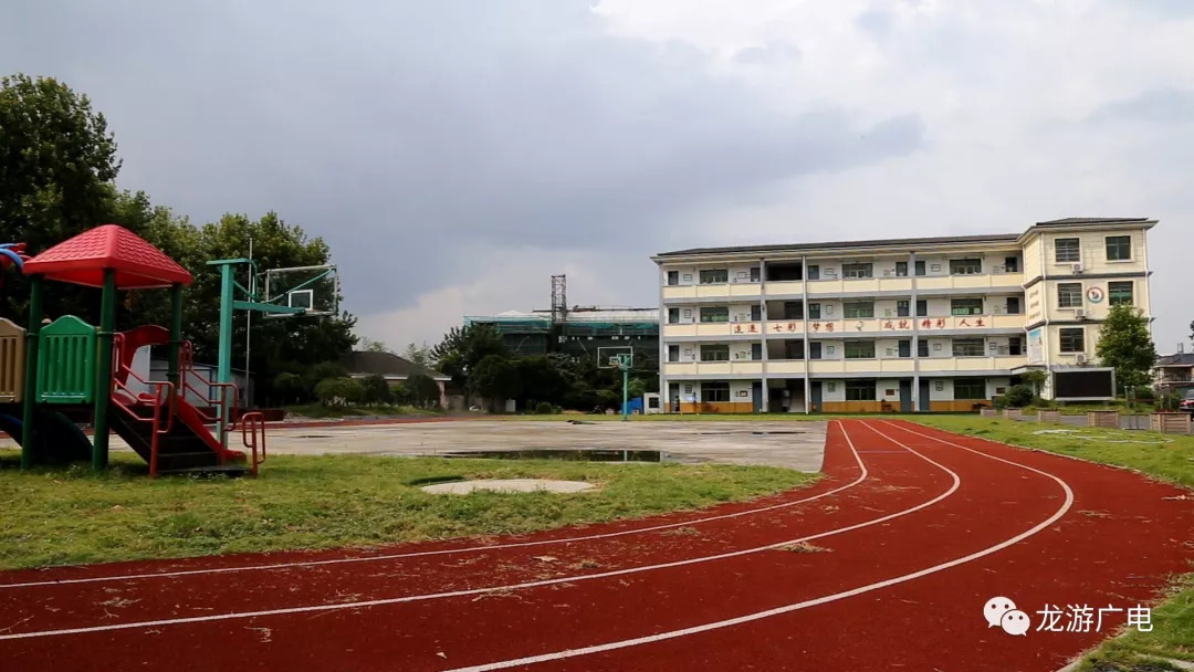 一直以來,箬塘小學師生眾多,教學用地緊張,受困於教室場地,教學樓內連