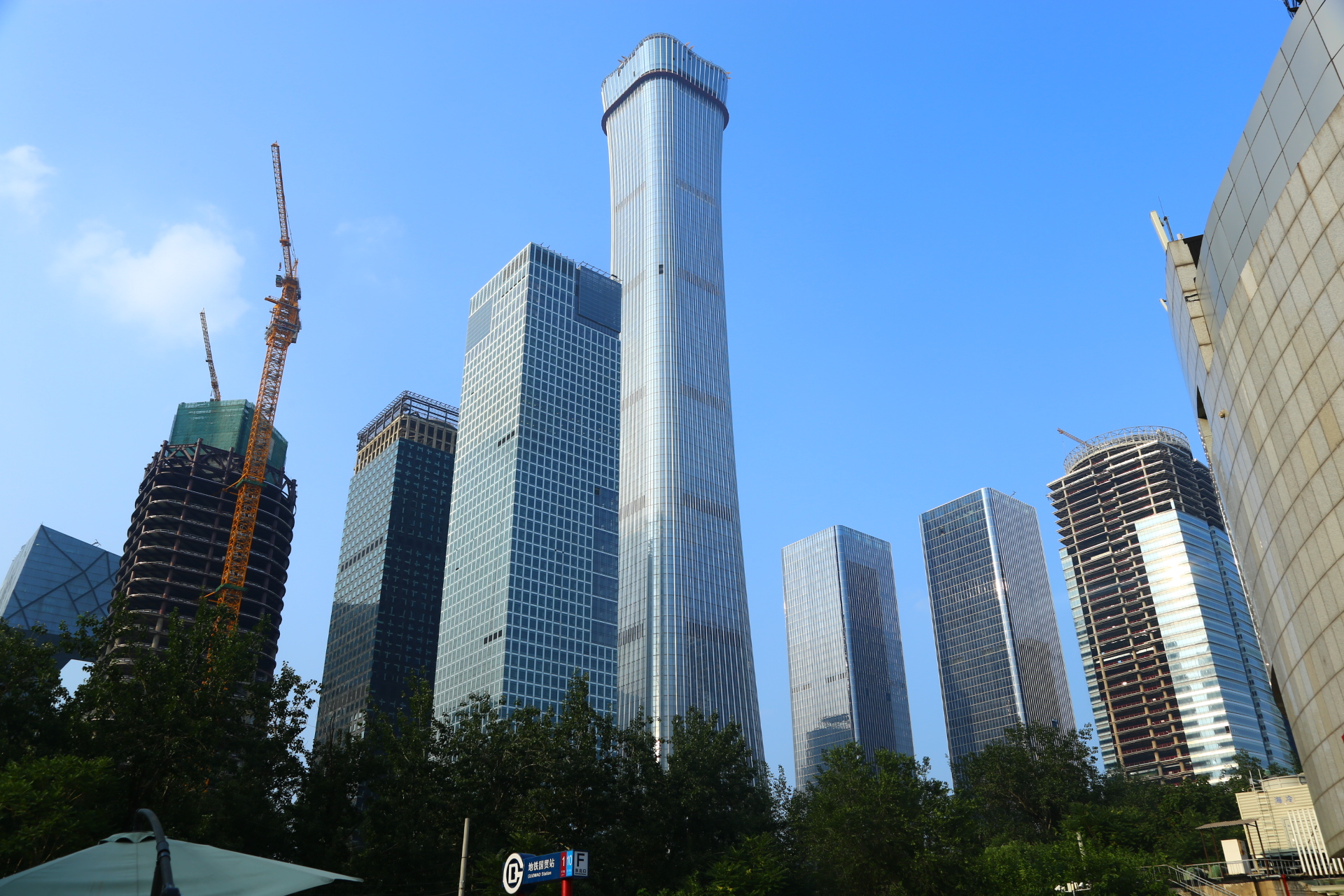 中国尊建筑群的附属写字楼:正大中心,工期比中国尊更快些,已经开始了