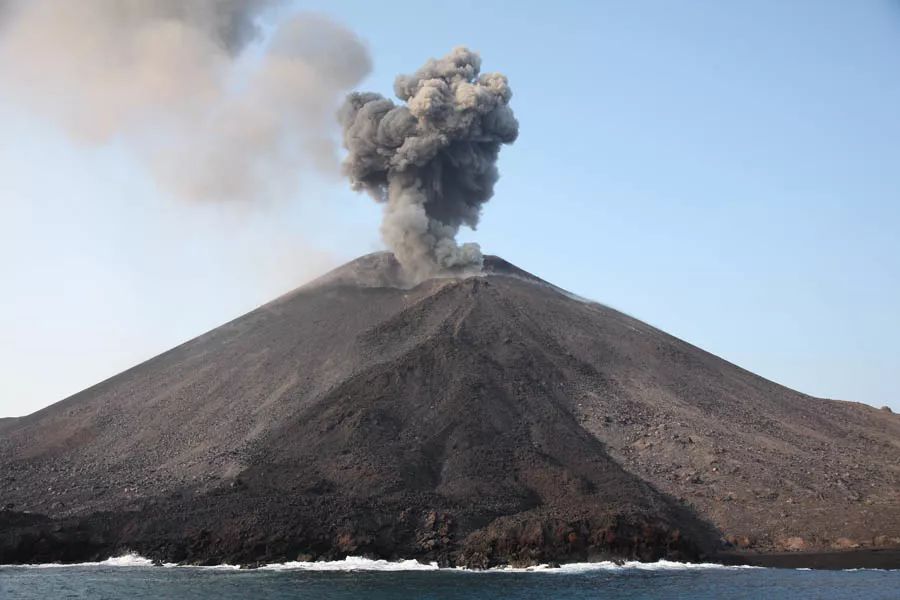 比起闻名世界的喀拉喀托火山,喀拉喀托火山之子anak krakatau已然成为