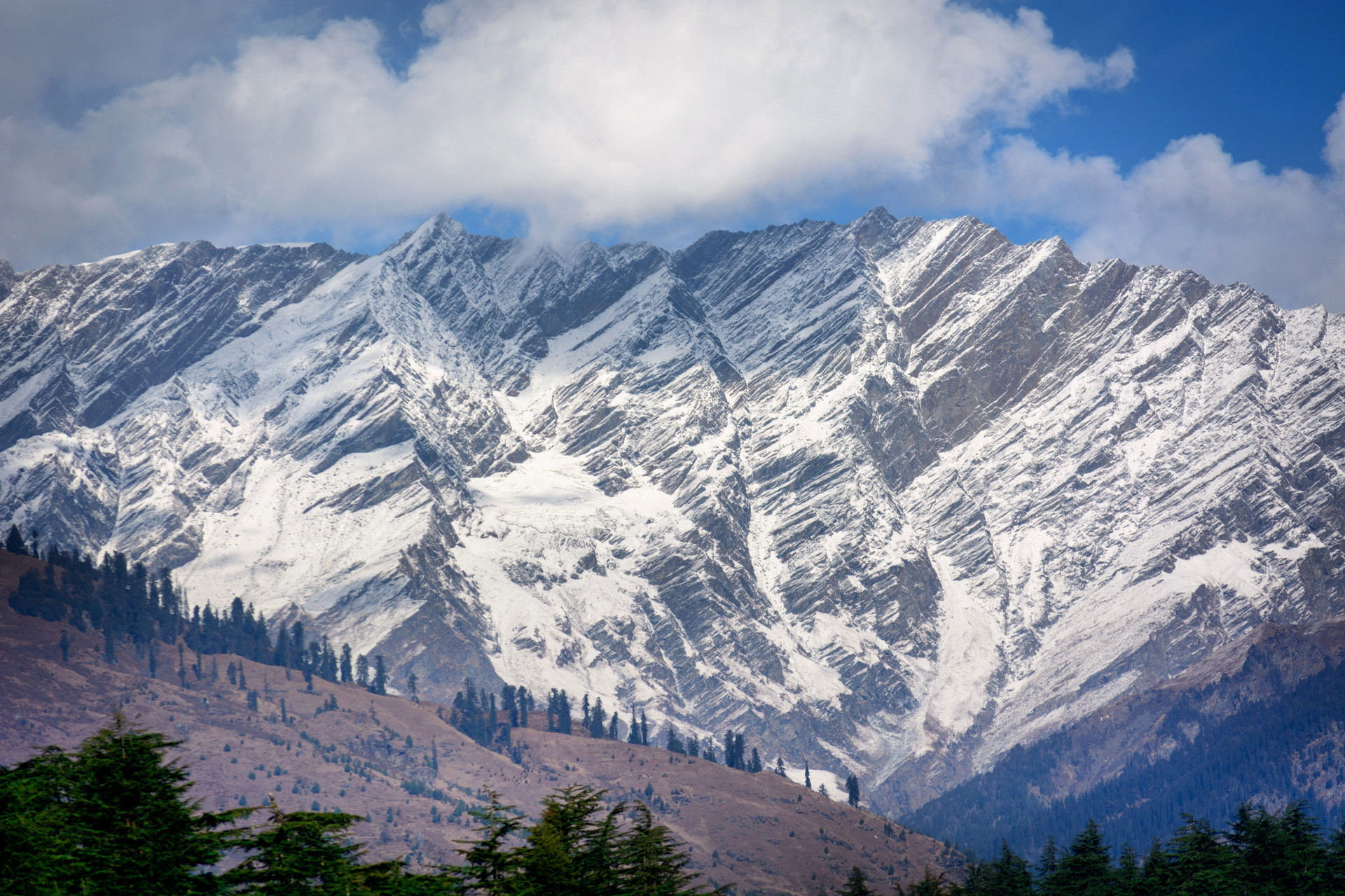 欧洲最高的山脉被多个国家拥有成了著名冰雪运动胜地