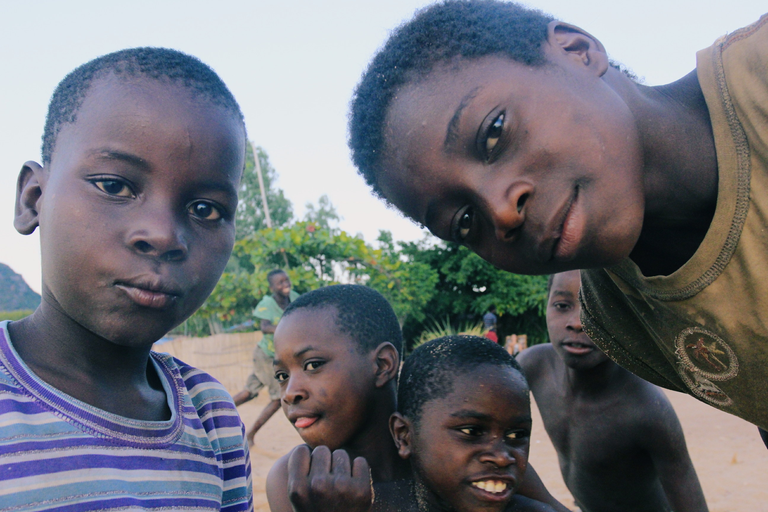 非洲黑小孩:他们没有ipad,没有手机游戏,却有更快乐的童年
