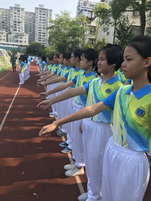 头顶烈日身挺雄姿文华学子初露锋芒记柳州市文华中学2018级国防安全