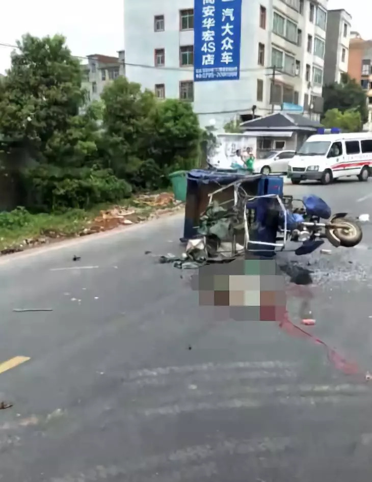 起車禍,一輛三輪車與一輛摩托車相撞,三輪車主當場死亡,現場十分慘烈