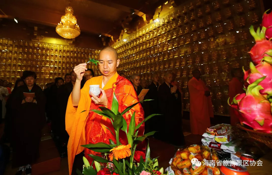 南山寺智空法师介绍说,每年农历七月十五,是我国传统的中元节,民间