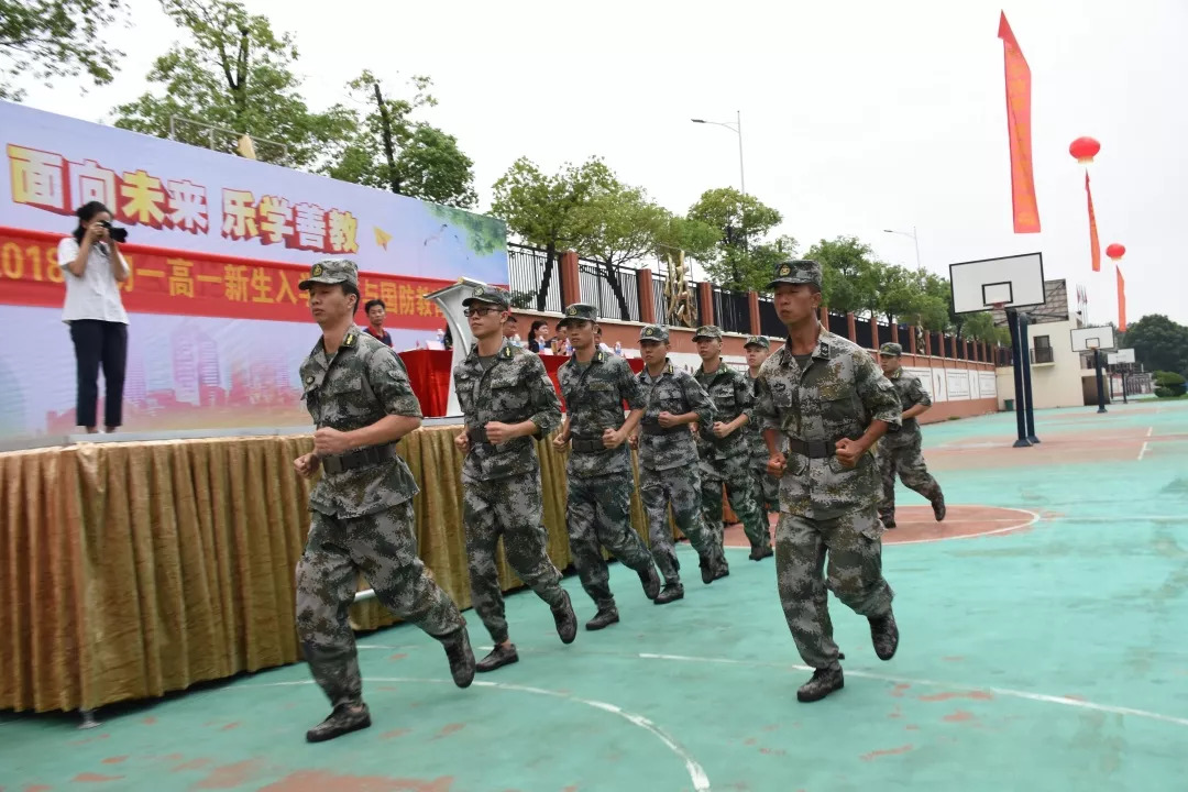 嚴格遵守軍訓期間各項規定,服從上級指揮;時刻保持良好的軍人姿態