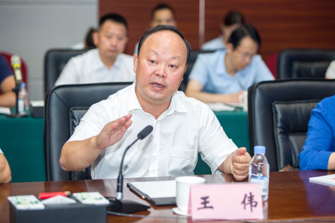 在会上,王伟对大兴东项目各版块作了报告:大兴东当前正处于蓄势阶段