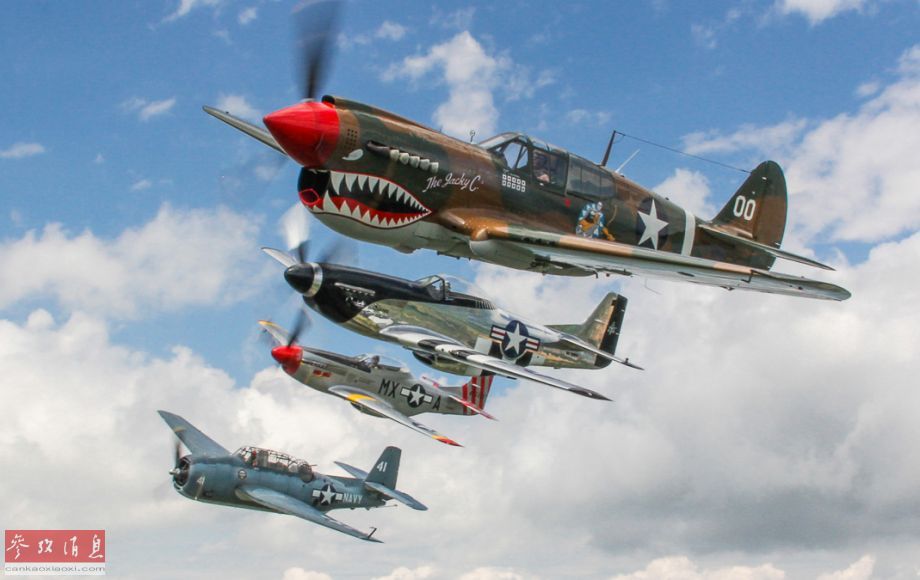 p-40,p-51戰機與tbf魚雷攻擊機編隊合影.