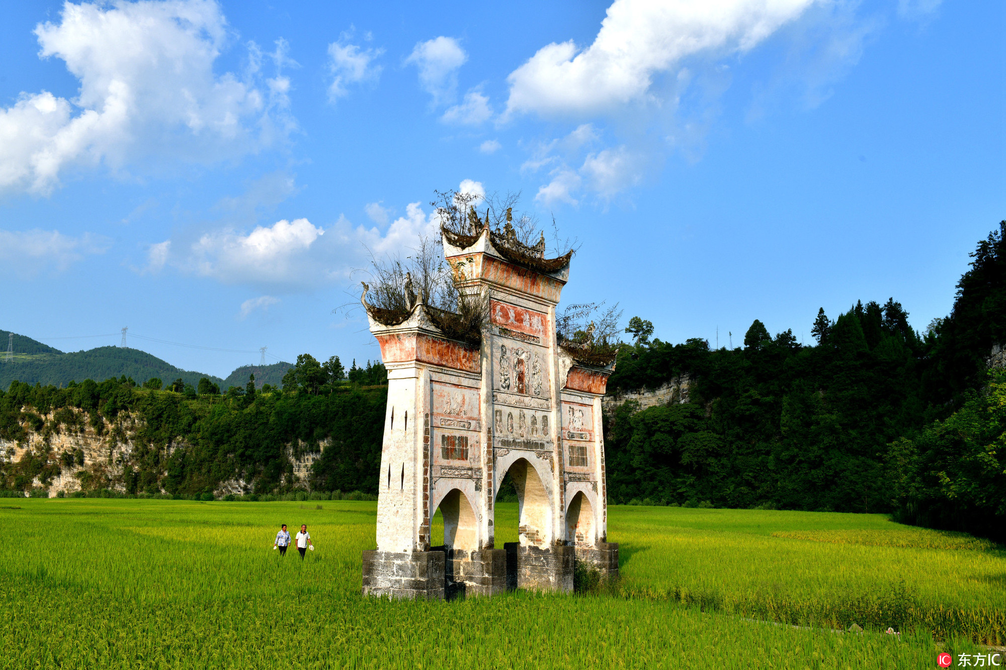 2018年8月26日,游客在贵州省遵义市凤冈县长碛古寨欣赏秋景
