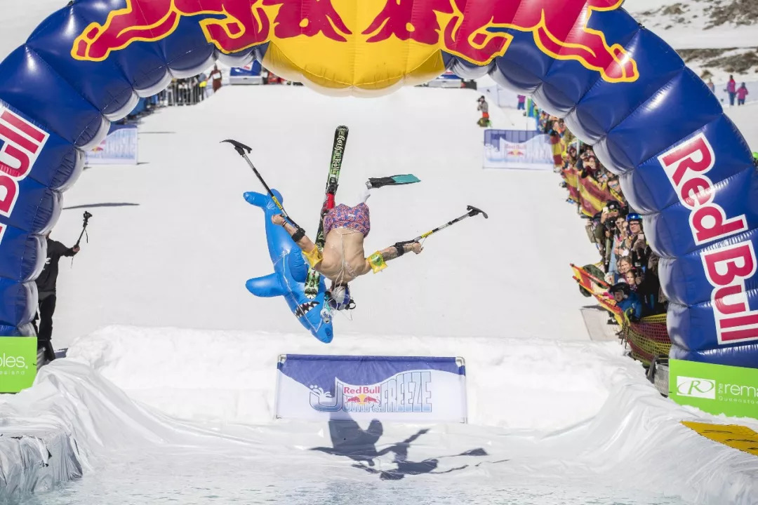 奥地利红牛一直有脑洞大开的比赛,red bull jump and freeze滑雪跳