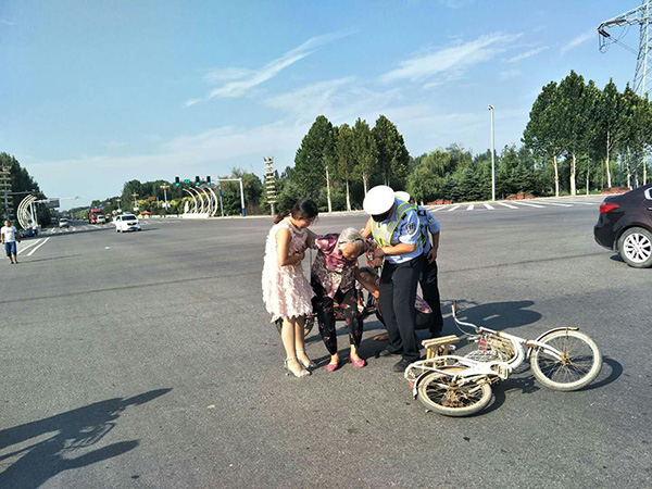 暖聞老人推車過馬路被撞倒安慰肇事女子別怕俺不訛人