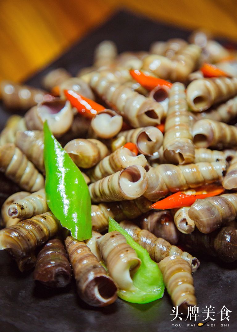 炒钉螺除了田鸡,配菜也很精彩哦,腐竹,萝卜,魔芋丝,个个都吸收了酸辣