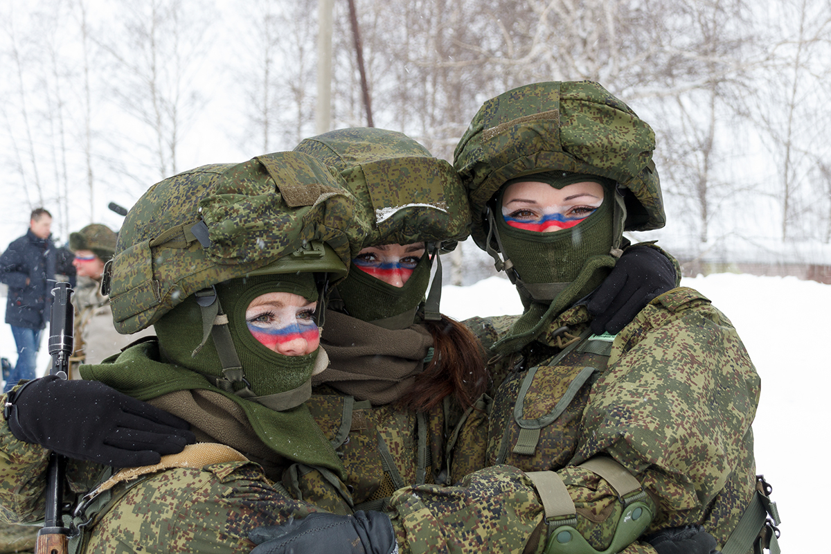 俄羅斯戰略導彈部隊女兵,在雪地換生化服,戰鬥前先化妝,很生猛