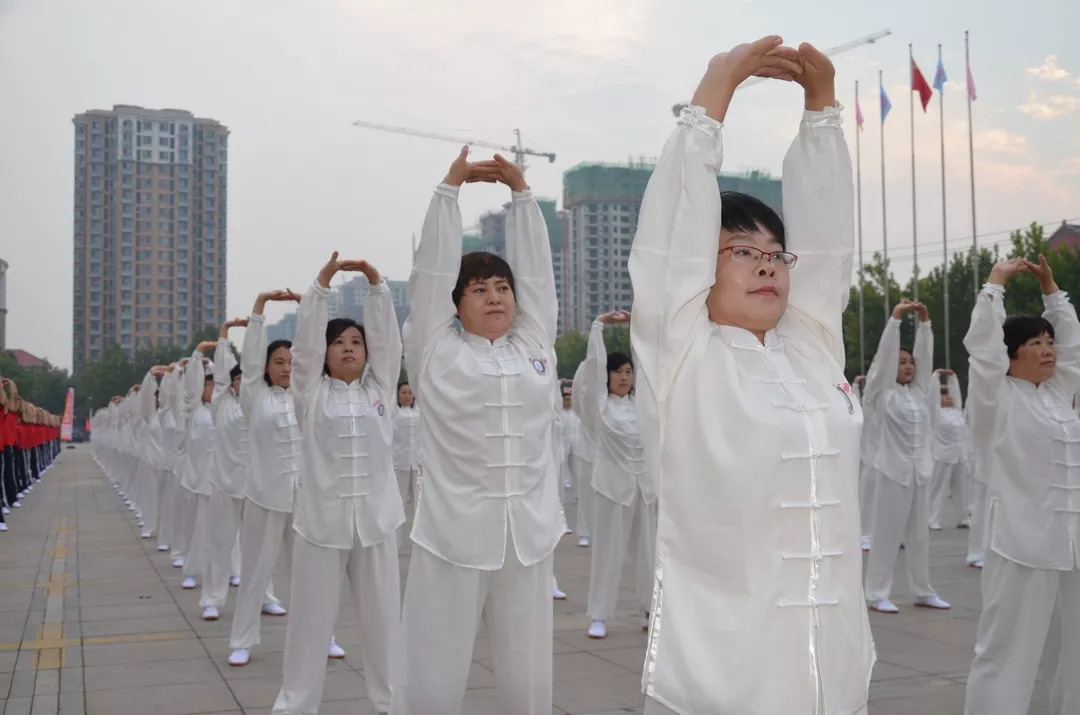 隨著舒緩的音樂響起,大家認真揣摩每個動作,舒展身體,體會到了八段錦