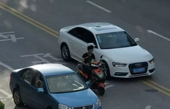 厦门环岛路惨烈车祸骑手被撞飞视频骇人网友全看怒了