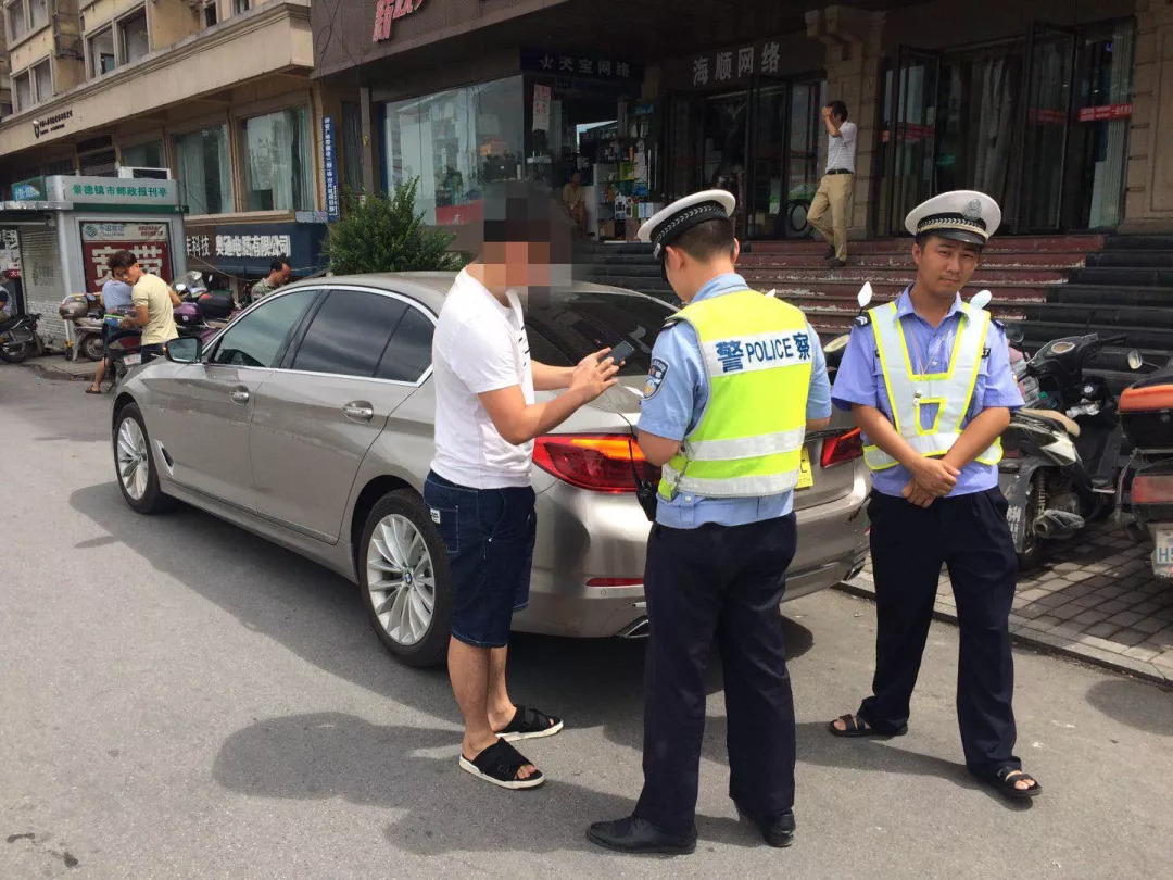 景德鎮交警查車時遇到個