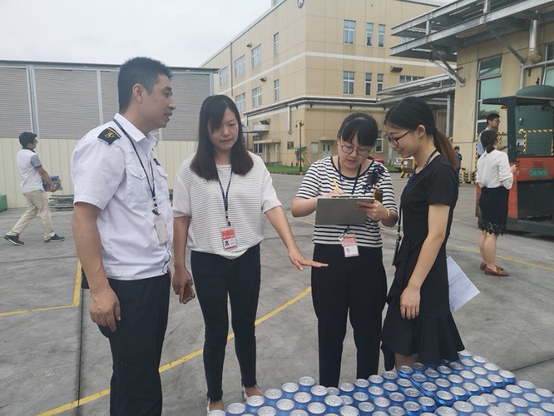 慰问活动夏日送清凉怡得乐电子杭州有限公司工会发放清凉饮料